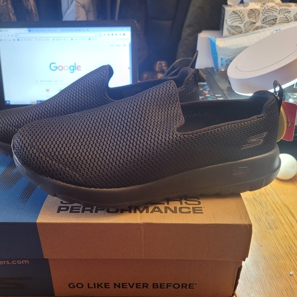 Man's Skechers Sneaker - Picture 2 of 9